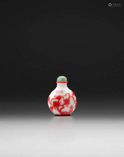 Yangzhou School, 1820-1870 A red and pink overlay milky-white glass snuff bottle