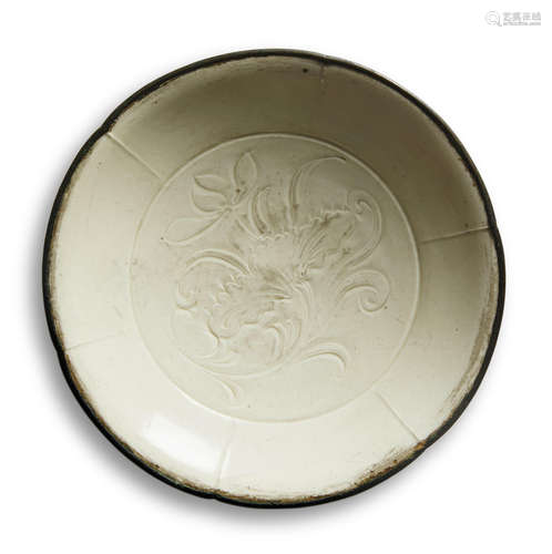 Northern Song/Jin dynasty A DINGYAO INCISED 'LOTUS' DISH