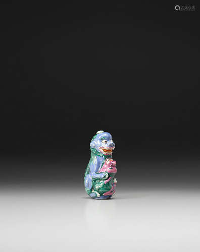 1770-1820 A MOLDED PORCELAIN SNUFF BOTTLE