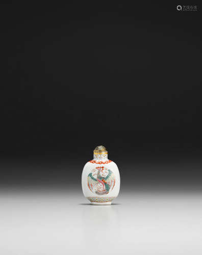 Daoguang mark and of the period A FAMILLE ROSE AND IRON-RED 'DRAGON AND PHOENIX' SNUFF BOTTLE