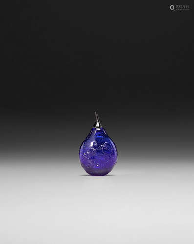 18th/19th century A SAPPHIRE BLUE GLASS 'GOURD' SNUFF BOTTLE