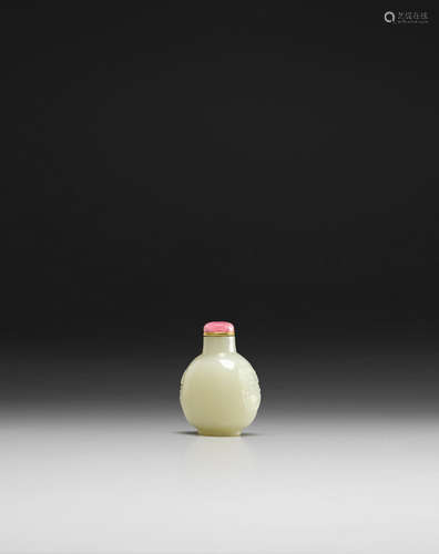 19th century A PALE CELADON JADE SNUFF BOTTLE