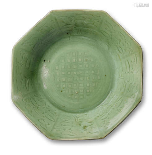 Ming dynasty A RARE LONGQUAN  Celadon-glazed OCTAGONAL DISH