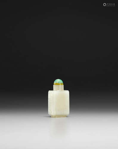 18th/19th century A WHITE JADE SNUFF BOTTLE