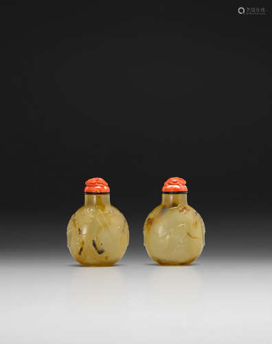 19th century A SHADOW AGATE 'MONKEY AND FISHERMAN' SNUFF BOTTLE