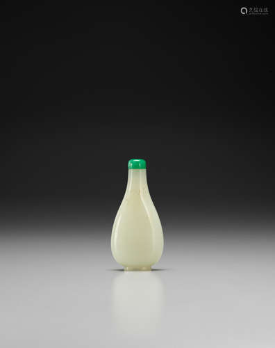 18th century A white jade snuff bottle