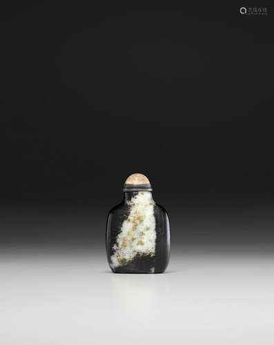 1760-1870 A BLACK AND WHITE JADE ARCHAISTIC SNUFF BOTTLE