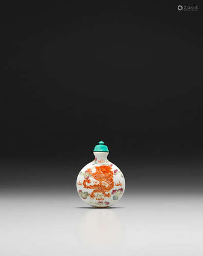 Qianlong mark, late 19th century A FAMILLE ROSE AND IRON-RED 'DRAGON' SNUFF BOTTLE