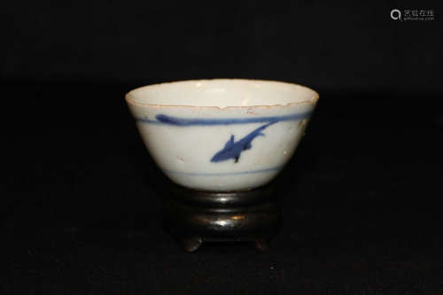 BLUE AND WHITE 'FISH' CUP WITH STAND