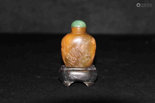 JADE CARVED 'MOUSE AND GRAPES' SNUFF BOTTLE WITH STAND