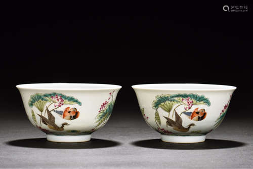 PAIR OF FAMILLE ROSE 'MANDARIN DUCKS' BOWLS