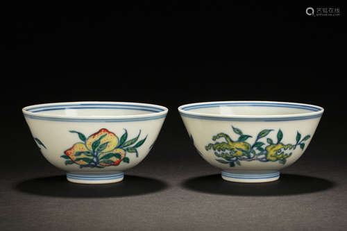 PAIR OF DOUCAI 'THREE FRUITS' BOWLS