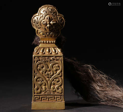 A GILT BRONZE CASTED GRASS PATTERN SQUARE SEAL