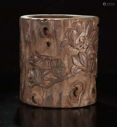 A CHENXIANG WOOD CARVED ORCHID PATTERN PEN HOLDER