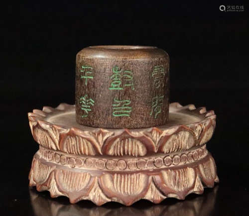 A CHENXIANG WOOD CARVED POETRY PATTERN FINGER RING