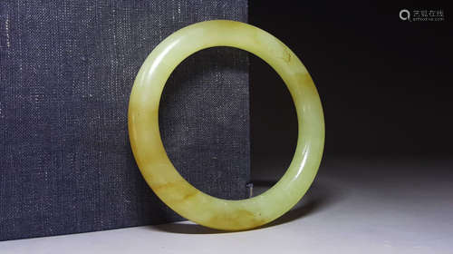 A HETIAN YELLOW JADE CARVED CIRCLE BANGLE BRACELET