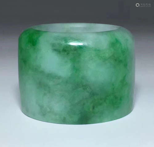 A JADEITE CARVED FINGER RING