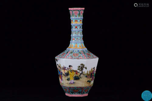 A FAMILLE ROSE WRAPPED FLORAL PATTERN VASE