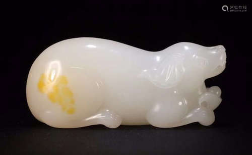 A HETIAN JADE CARVED DOG SHAPED PENDANT