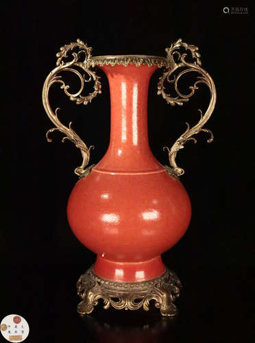 A RED GLAZE BRONZE DECORATED EAR VASE