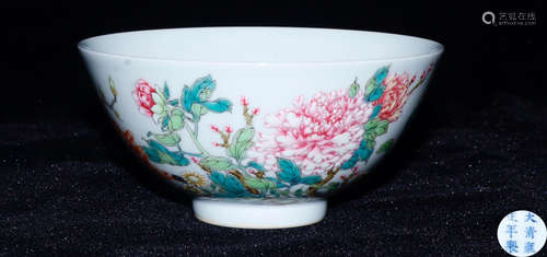 A FAMILLE ROSE FLORAL PATTERN BOWL