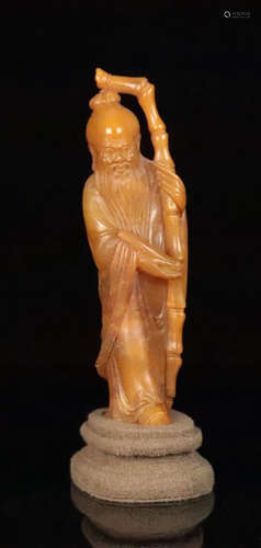 A TIANHUANG STONE CARVED FIGURE SHAPED PENDANT