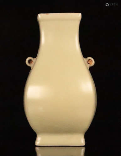 A RU YAO DOUBLE EAR SQUARE VASE