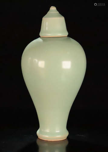 A LONGQUAN YAO GREEN GLAZE VASE WITH COVER