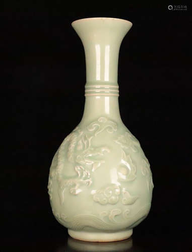 A LONGQUAN YAO DRAGON PATTERN VASE