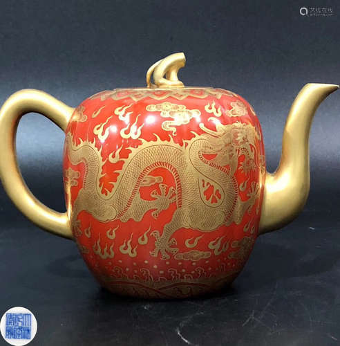 A RED GLAZE GOLD DRAGON PATTERN TEA POT