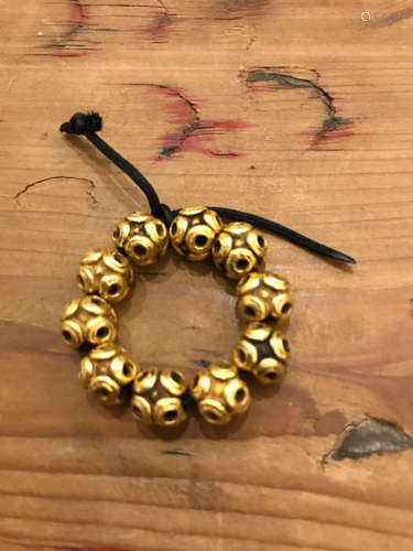 A GOLD HOLLOW BEADS BRACELET