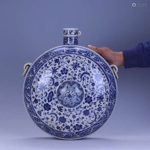 A BLUE AND WHITE GLAZE FLORAL PATTERN VASE