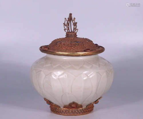 A DINGYAO WHITE GLAZE FLORAL PETAL PATTERN JAR