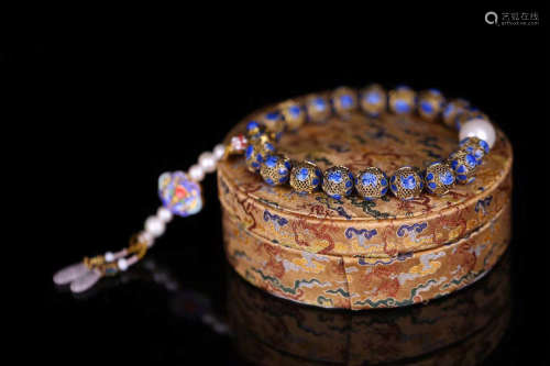 A GILT SILVER DECORATED BEADS STRING BRACELET