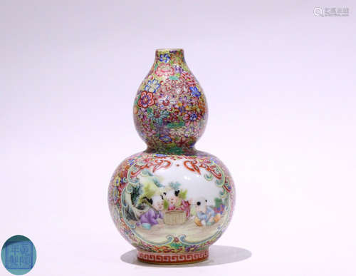 A GILDED FAMILLE ROSE FLORAL PATTERN GOURD BOTTLE