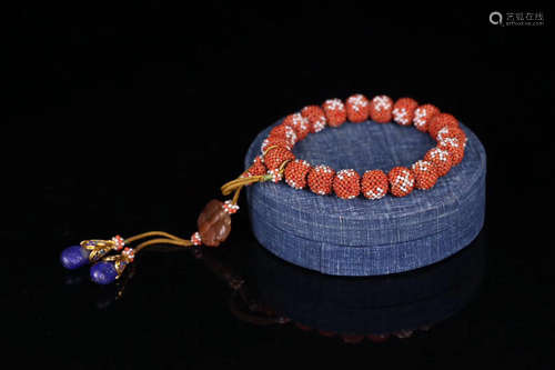 A 18 CORAL BEADS STRING BRACELET