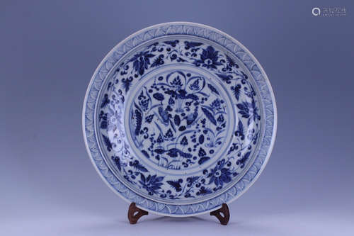 A BLUE AND WHITE GLAZE LOTUS PATTERN PLATE