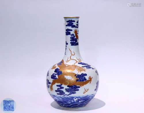 A BLUE AND WHITE GLAZE GILDED GRAGON PATTERN VASE