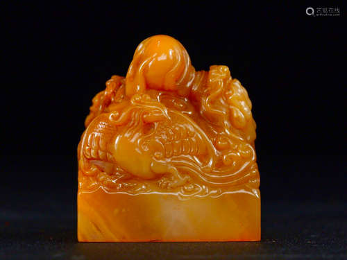 A TIANHUANG STONE CARVED DRAGON SHAPED SEAL