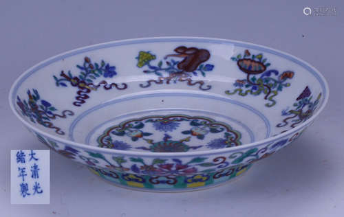 A FAMILLE ROSE FLORAL PATTERN PLATE