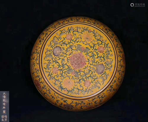 A GILT FLORAL PATTERN LACQUER BOX