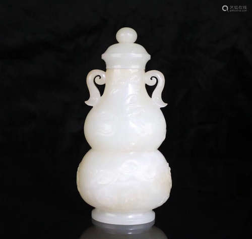 A HETIAN JADE CARVED GOURD SHAPED BOTTLE