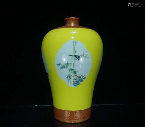 An Exquisite Famille Rose Porcelain Vase