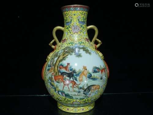 An Exquisite Famille Rose Porcelain Vase