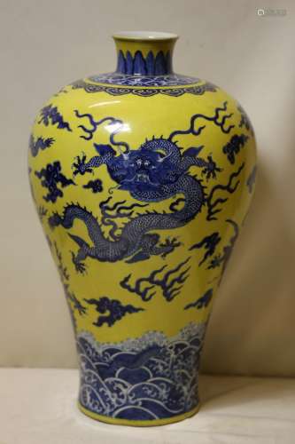 An Exquisite Blue and Yellow Glaze Porcelain Dragon Vase