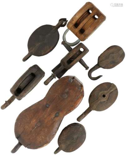 (8x) Wooden Pulleys.