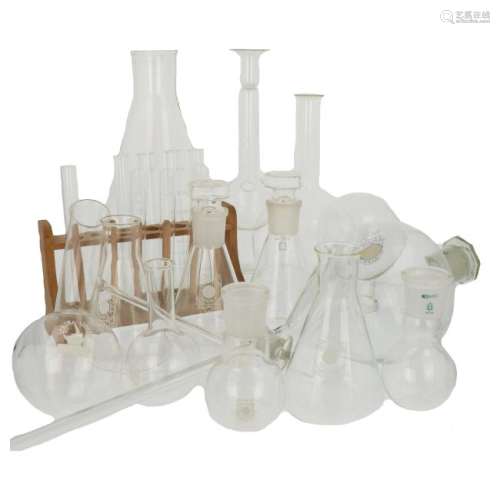 (20x) Laboratory glassware.