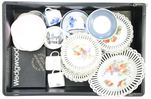 Lot of porcelain and earthenware.