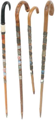 (4x) Walking sticks.