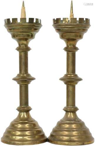 Set pin candlesticks.